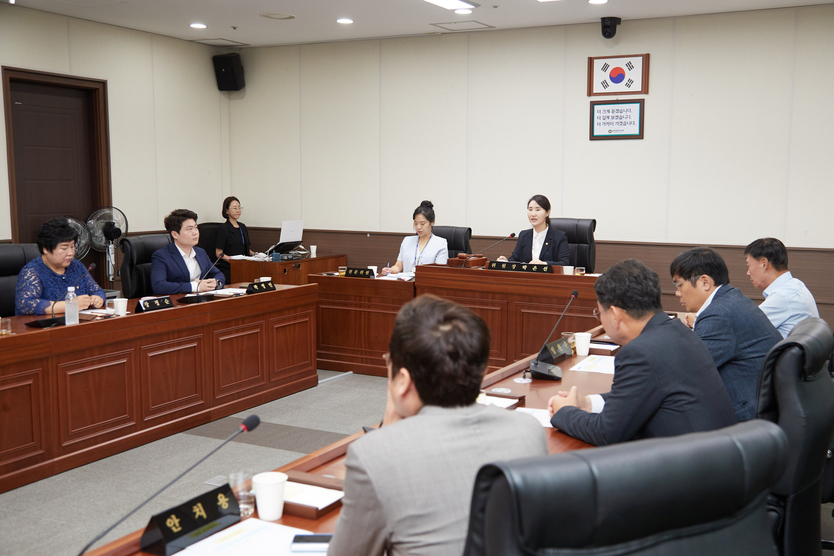 용인특례시의회가 제284회 임시회에서 제9대 후반기 윤리특별위원회 개회를 선언하고 있다. ⓒ 용인시의회 제공