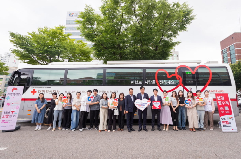 강범석 서구청장이 서구 공직자 ‘생명나눔 헌혈릴레이’ 동참, 보건소 헌혈증서 기부에 동참하는 헌혈을 펼치고 있다. ⓒ 서구청 제공