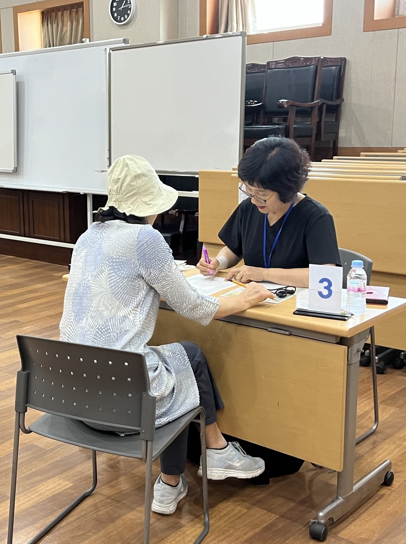 연수구가 인천최초 시범사업으로 실시하고 ‘2024년 치매 위험도 예측검사’를 하고 있다. ⓒ 연수구 제공