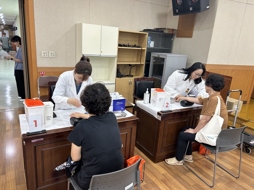 연수구가 인천최초 시범사업으로 실시하고 ‘2024년 치매 위험도 예측검사’를 하고 있다. ⓒ 연수구 제공
