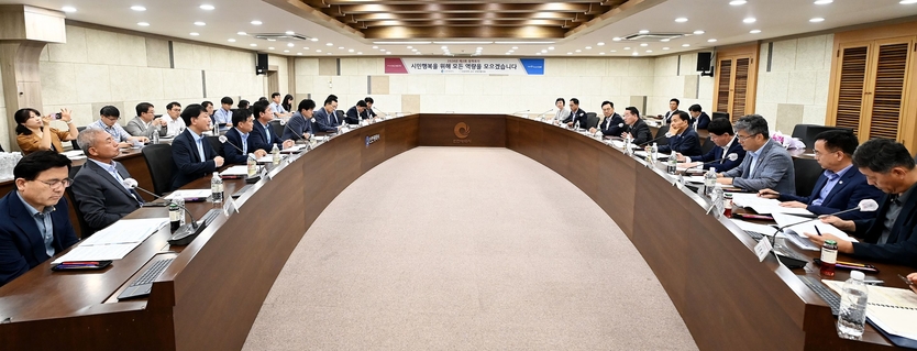 유정복 시장이 8일 시청 영상회의실에서 열린 '2024년 제2회 군수·구청장 정책회의'에서 군수·구청장과 기념촬영을 하고 있다. ⓒ 인천시 제공