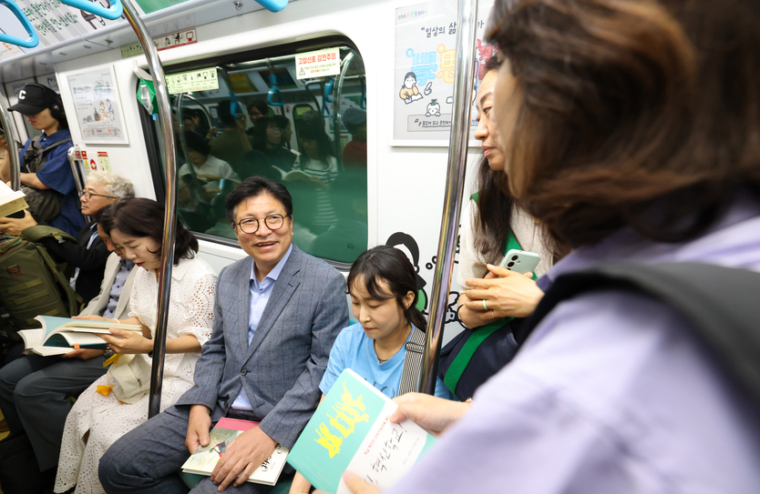 도성훈 인천시교육감, 대중교통 이용 시민과 함께 반려책 들고 지하철을 동승하고 있다. ⓒ 인천시교육청 제공