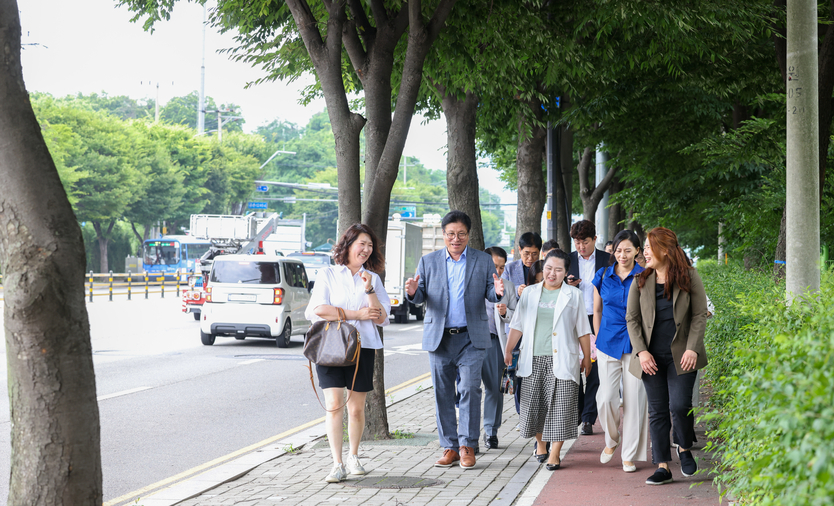 도성훈 인천시교육감, 대중교통 이용 시민과 함께 반려책 들고 함께 걷고 있다. ⓒ 인천시교육청 제공