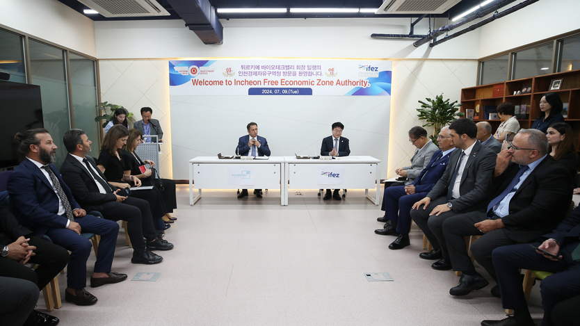 윤원석 인천경제청장과 에르잔 발리바스 튀르키예 바이오테크밸리 회장 일행 내방해 체결식을 가지고 있다. ⓒ 인천경제청 제공