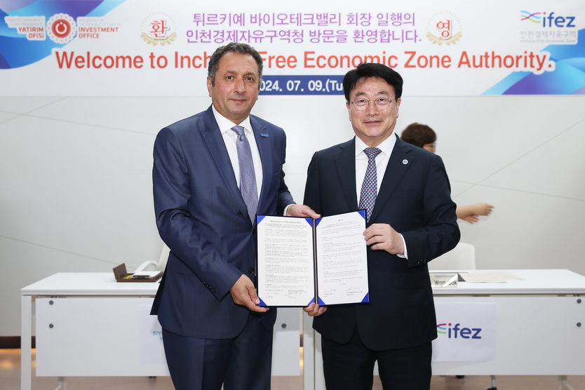 윤원석 인천경제청장과 에르잔 발리바스 튀르키예 바이오테크밸리 회장 일행 내방해 체결식을 가지고 있다. ⓒ 인천경제청 제공