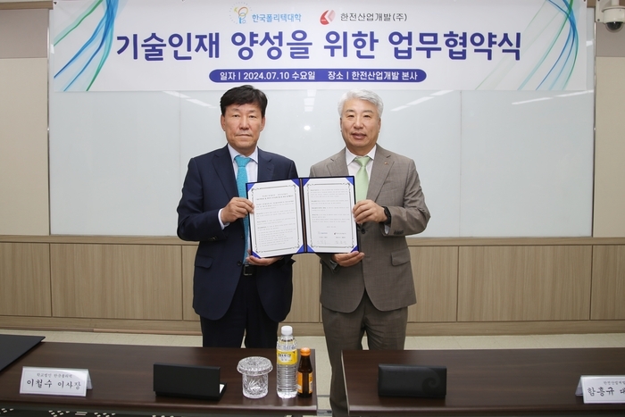 이철수 한국폴리텍 이사장(왼쪽)과 함흥규 한전산업개발 대표이사가 10일 서울 중구 한전산업 본사에서 '기술인재 양성 및 재직자 직무능력 향상 MOU를 체결하고 있다. ⓒ 폴리텍대 제공