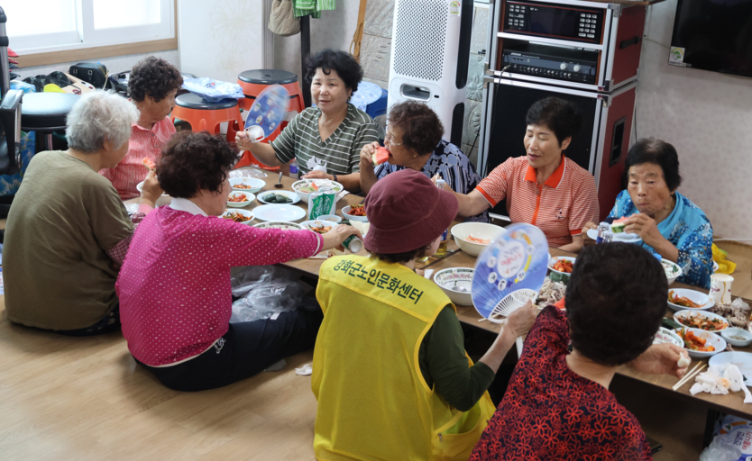 강화군 흥왕2리 마을 주민들이 삼계탕을 맛있게 드시며 담소를 나누고 있다. ⓒ 우리일보 db