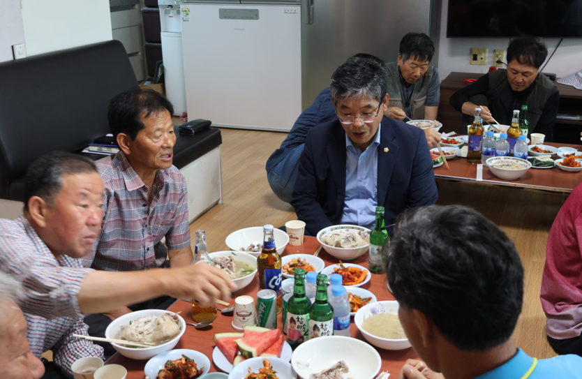  박홍렬 강화군의원과 담소하며 식사중인 마을주민들 ⓒ 우리일보db
