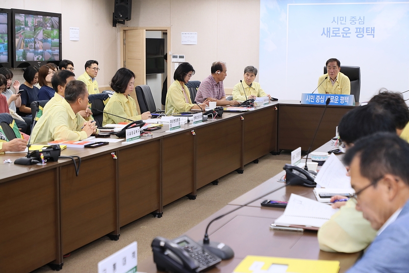 정장선 평택시장이 집중호우로 인한 안전사고 대책회의를 하고 있다. ⓒ 평택시 제공