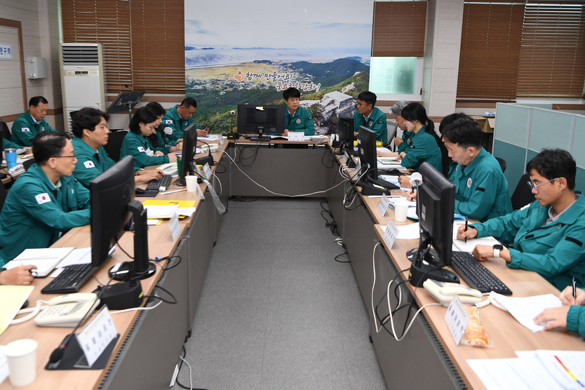 윤도영 강화군수 권한대행이 중대본 회의를 진행하고 있다. ⓒ 강화군 제공
