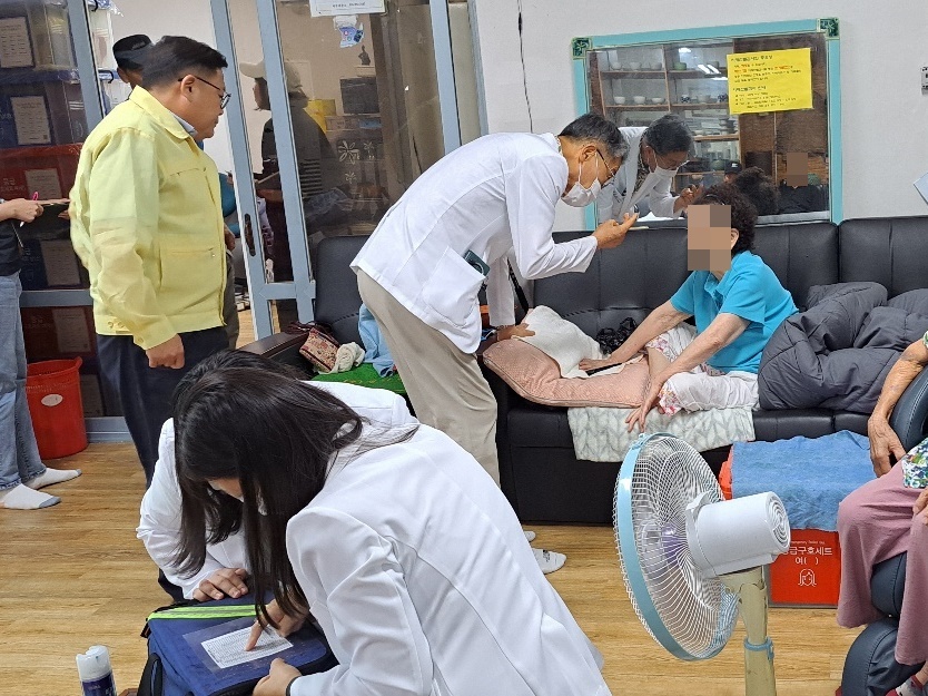 파주시가 집중호우 대피시설에 의료인력 파견해‘이동진료’운영_방역소독을 펼치고 있다. ⓒ 파주시 제공
