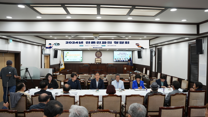 김승호 의장과 의원들이 제9대 동두천시의회 후반기 언론인과의 정담회 개최하고 있다. ⓒ 동두천시의회 제공