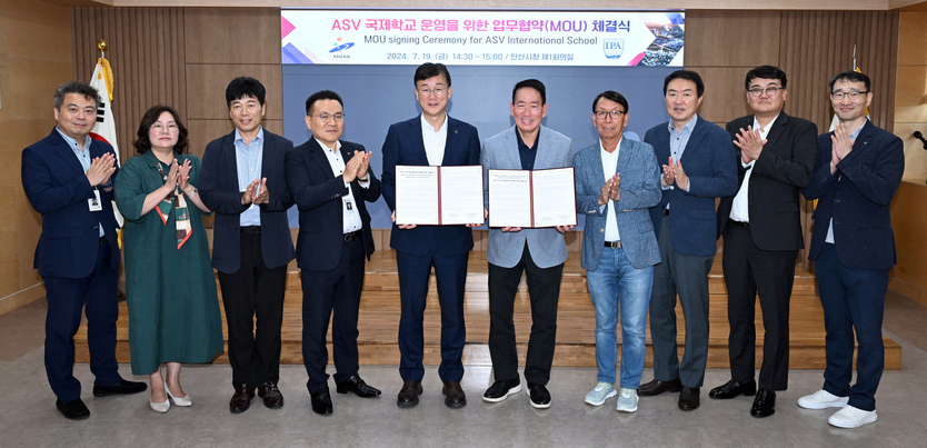 이민근 안산시장이, 경제자유구역 후보지에 글로벌 명문‘IPA 국제학교’유치 업무협약 체결후 기념촬영을 하고 있다. ⓒ 안산시 제공