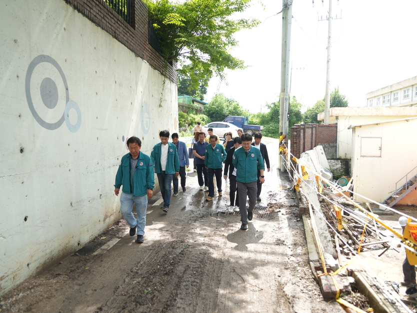 배충원 의장과 강화군의회가, 집중호우에 따른 피해 현장 방문을 하고 있다. ⓒ 강화군의회 제공
