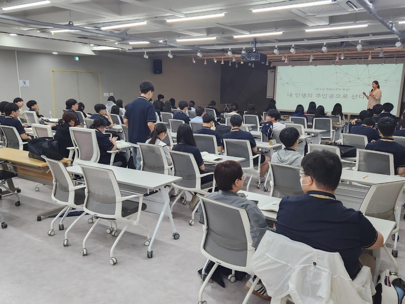 인천대 무한상상연구소가 삼산고 2학년 전교생을 대상으로 교과 교육과정을 연계한 융합탐구 프로그램을 운영하고 있다. ⓒ 인천대 제공