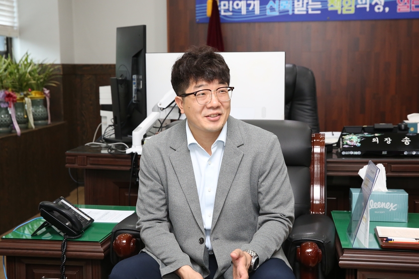 송승환 서구의장이 인터뷰에 소감과 포부를 밝히고 있다. ⓒ 인천서구의회 제공