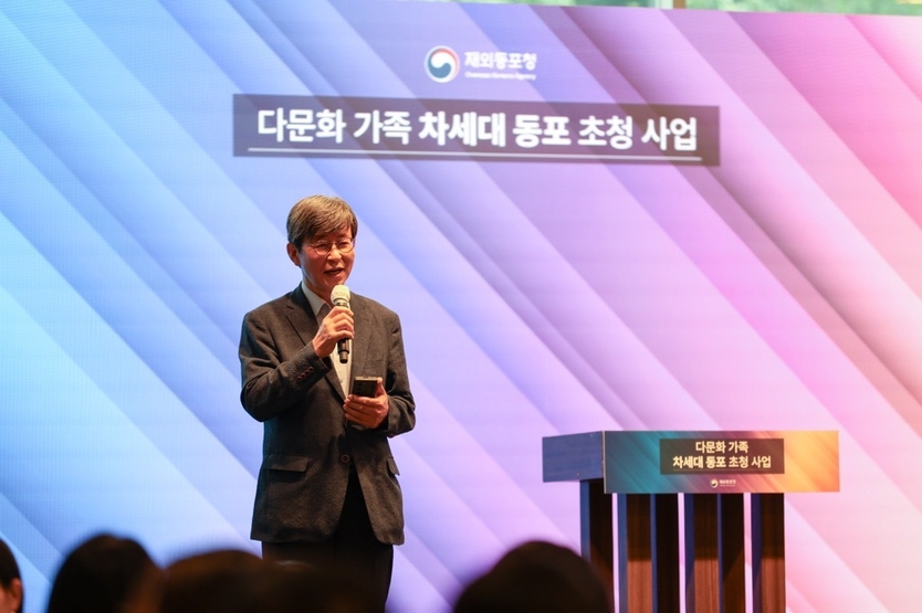 이기철 재외동포청장이 23일부터 4일간의 일정으로 베트남, 캄보디아, 미얀마, 태국 4개국 19가구 72명을 초청에 인사말을 하고 있다. ⓒ 재외동포청 제공