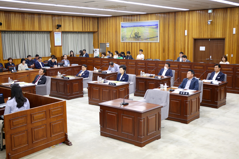 김강헌 의장이 폐회를 선언하고 있다. ⓒ 영광군의회 제공