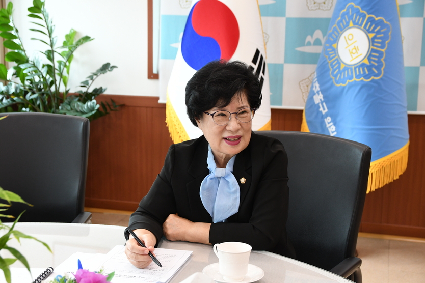 전경애 의장이 인터뷰에 주민들에게 깊은 감사의 말을 하고 있다. ⓒ 미추홀구의회 제공