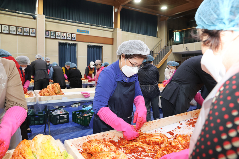 전경애 의장이 미추홀구 김장나눔 행사에 참여하고 있다. ⓒ 미추홀구의회 제공