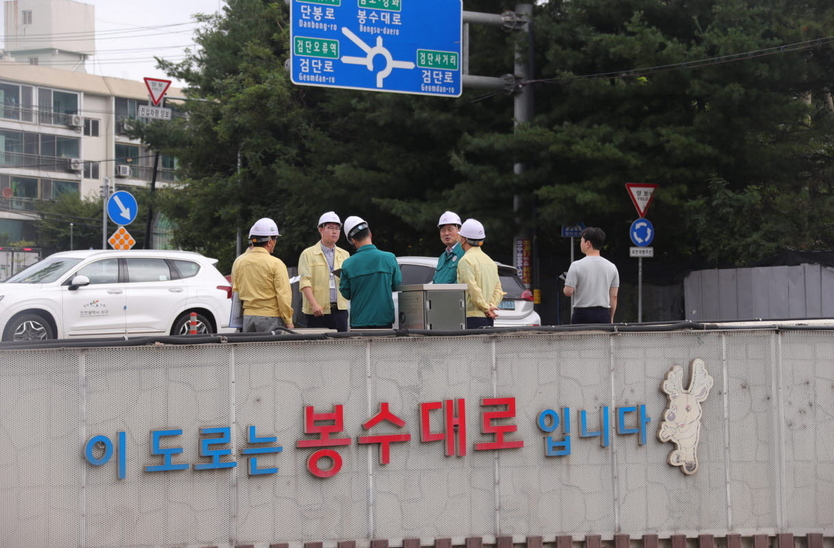 강범석 서구청장이 관계자들과 우기철 지하차도 배수시설 현장 점검 나서고 있다. ⓒ 서구청 제공