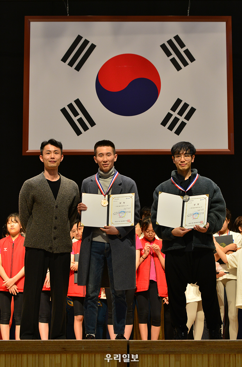 종로구요가회 정승훈회장 ( 왼쪽) 오산시요가대회에서 선수에게 상장 수여후 기념촬영 ⓒ 최은준기자 