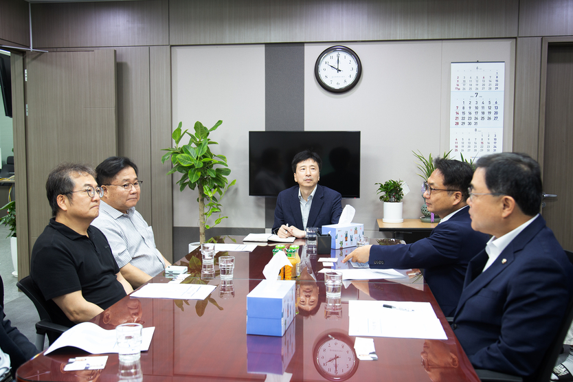 민주당 박선원 허성무 한국지엠 문제 해결위한 연속간담회 진행ⓒ민주당제공 