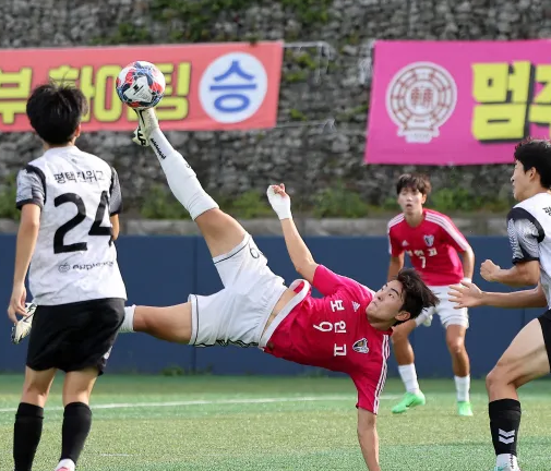 서울보인고와 평택진위FC 8강전 시저스킥을 시도하는보인고 9번 백가온선수 ⓒ 우리일보 db