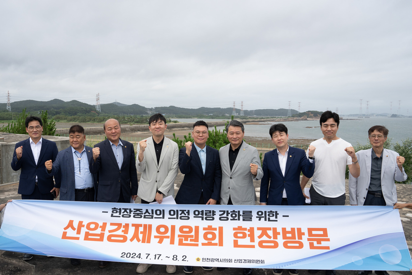 김유곤 인천산경위원장과 신성영(국·중구2)·문세종(민·계양4) 부위원장, 나상길(무·부평4)·박창호(국·비례)·이강구(국·연수5)·이명규(국·부평1) 위원 등 산경위 소속 의원들이 참석했다. ⓒ 인천시의회 제공