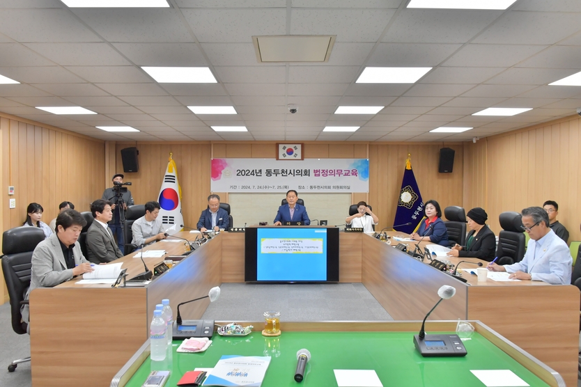 김승호 동두천시의회 의장이 의회 직원대상 법정의무교육을 마치고 기념촬영을 하고 있다. ⓒ 동두천시의회 제공