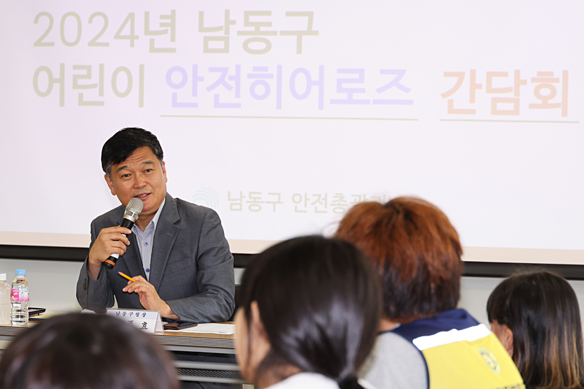 박종효 남동구청장이 어린이 안전히어로즈 간담회를 가진 후 기념촬영을 하고 있다. ⓒ 남동구 제공