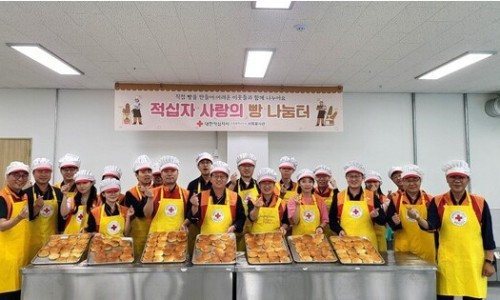 대한적십자사 인천지사 서북봉사관에서 SK석유화학 직원들이 제빵 봉사활동을 하고 기념사진을 촬영하고 있다. ⓒ SK 석유화학 제공