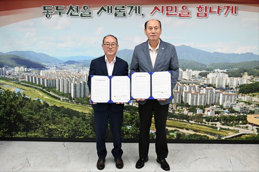 박형덕 동두천시장과 이철현 농협중앙회 동두천시지부장이, 고향사랑기부제 업무 협약 체결 하고 있다. ⓒ 동두천시 제공