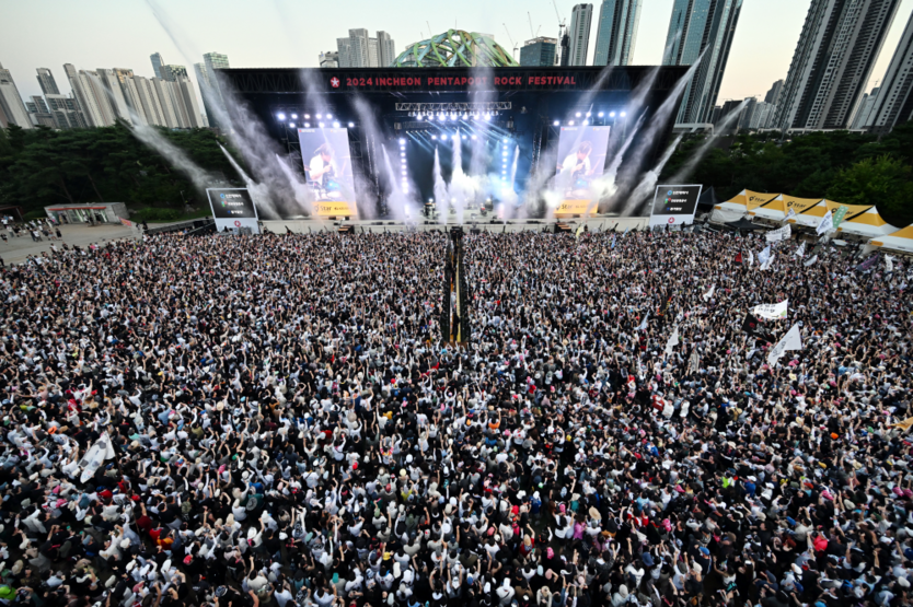 유정복 인천시장(가운데)이 지난 2일 인천 송도달빛축제공원에서 열린 2024 인천펜타포트 락 페스티벌에서 관객들에게 인사를 하고 있다.ⓒ인천시