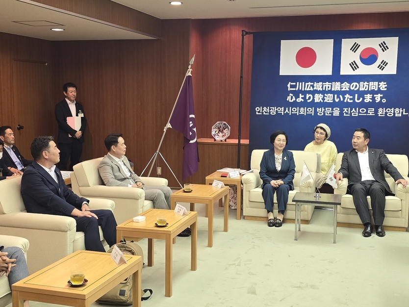 인천시의회 이선옥 제1일 부의장과 임춘원,김명주,이 기타큐슈시의회 예방해 환담 하고 있다. ⓒ 인천시의회 제공