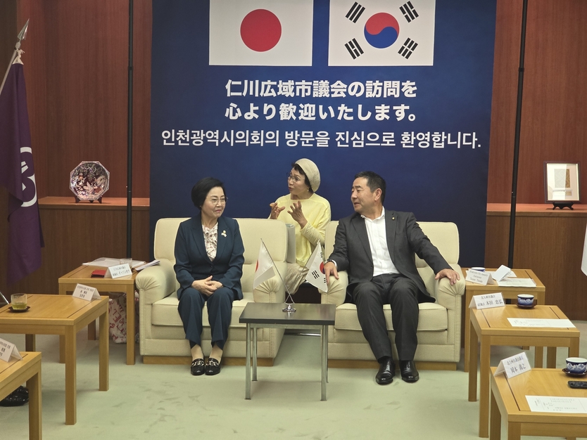 인천시의회 이선옥 부의장이 기타큐슈시의회 타나카 츠네오 의장과 환담을 하고 있다. ⓒ 인천시의회 제공