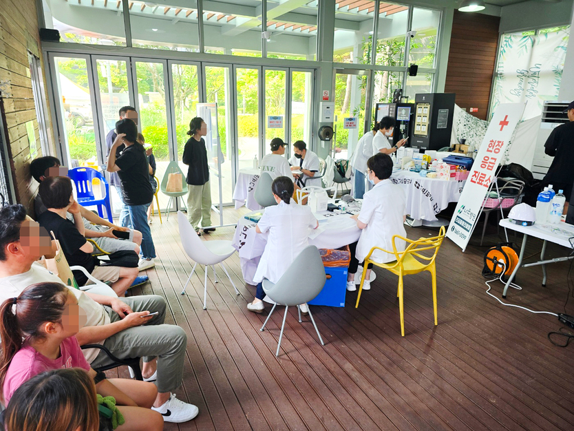나은병원이 청라동 아파트 지하주차장에서 전기차 화재가 발생 관련 의료진 파견 진료를 보고 있다. ⓒ 나은병원 제공 