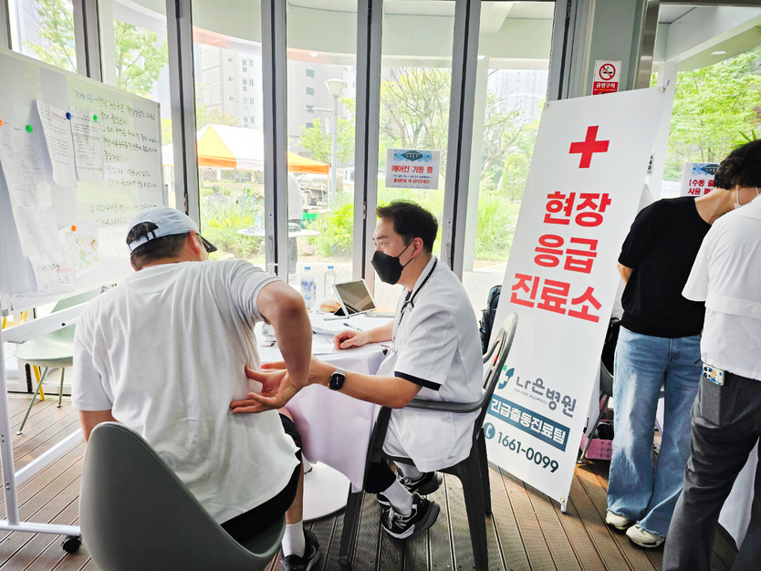 나은병원이 청라동 아파트 지하주차장에서 전기차 화재가 발생 관련 의료진 파견 진료를 보고 있다. ⓒ 나은병원 제공 