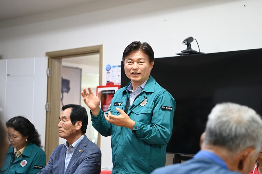 경로당 무더위쉼터를 찾은 조용익 부천시장,운영현황을 살피고 이용 시민들에게 폭염 예방법을 안내하고있는모습ⓒ부천시제공 