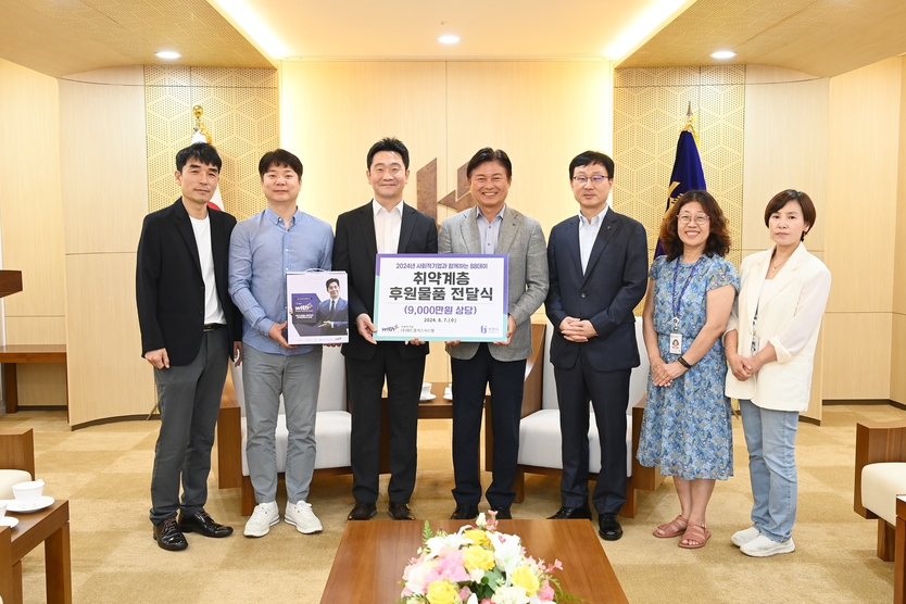 왼쪽부터 윤기영 사회적경제센터장, 김윤영 부천사회적기업협의회장, 김승모 대표, 조용익 부천시장, 이재우 기획경제실장, 이소영 통합돌봄과장, 배혜정 사회적경제팀장ⓒ부천시제공