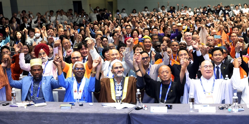 사진은 지난해 9월 21일 인천 영종도 그랜드 하얏트 인천 호텔에서 열린 HWPL 9.18 평화만국회의 9주년 기념식 세계 종교평화아카데미에 참석한 종교지도자들이 기념촬영을 하고 있다. ⓒ HWPL 제공