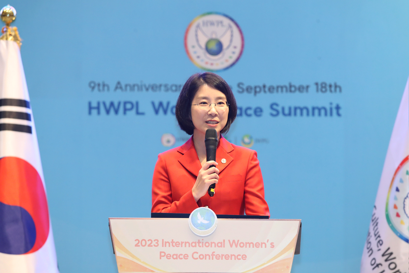 윤현숙 세계여성평화그룹(IWPG) 대표가 지난해 인천 중구 그랜드 하얏트 인천 웨스트 타워에서 열린 ‘2023 세계여성평화 콘퍼런스’에서 개회사를 하고 있다.(사진=IWPG)