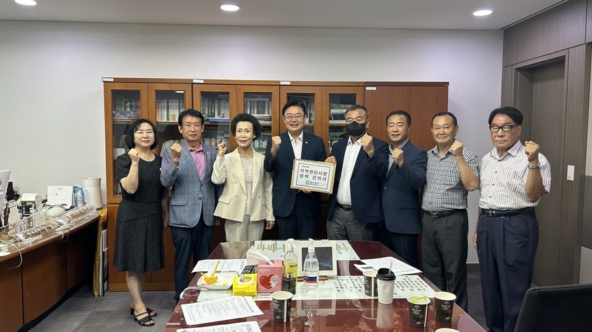 김성원 국회의원이 동두천 발전을 위한 민·관·정, 간담회 개최 후 기념촬영을 하고 있다. ⓒ 동두천시 제공