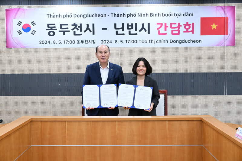 박형덕 동두천시장이 교육발전특구, 베트남 외국인 고등학생 유치 활성화를 위한 협의회를 개최하고 있다. ⓒ 동두천시 제공