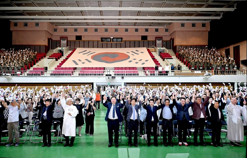 김경일 파주시장과 관계자들이, 제79주년 광복절 경축식 개최에 만세 삼창을 하고 있다. ⓒ 파주시 제공