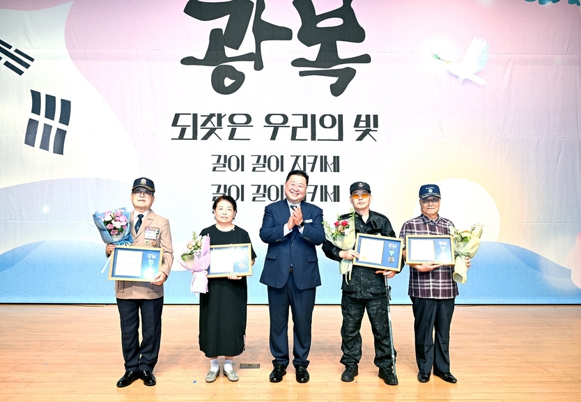 김경일 파주시, 제79주년 광복절 경축식 개최에 유공자들을 표창하고 있다. ⓒ 파주시 제공