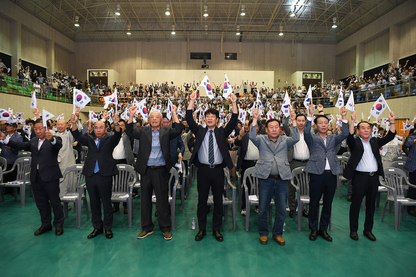 윤도영 강화군수 권한대행이 관계자들과 광복절 행사에 만세삼찰을 하고 있다. ⓒ 강화군 제공