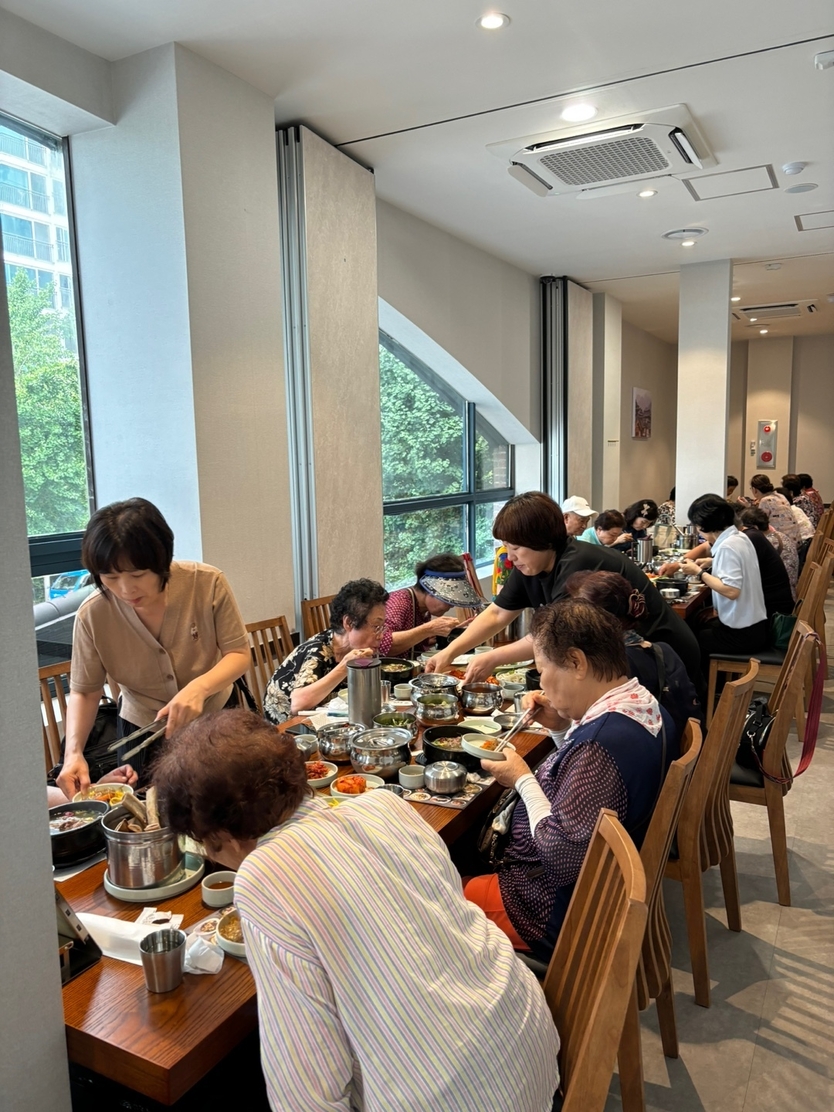 인천서구 석남동에 위치한 몯갈비가 말복을 맞아 어르신들에게 갈비탕 기부 나눔봉사활동을 펼쳤다. ⓒ 몯갈비 제공
