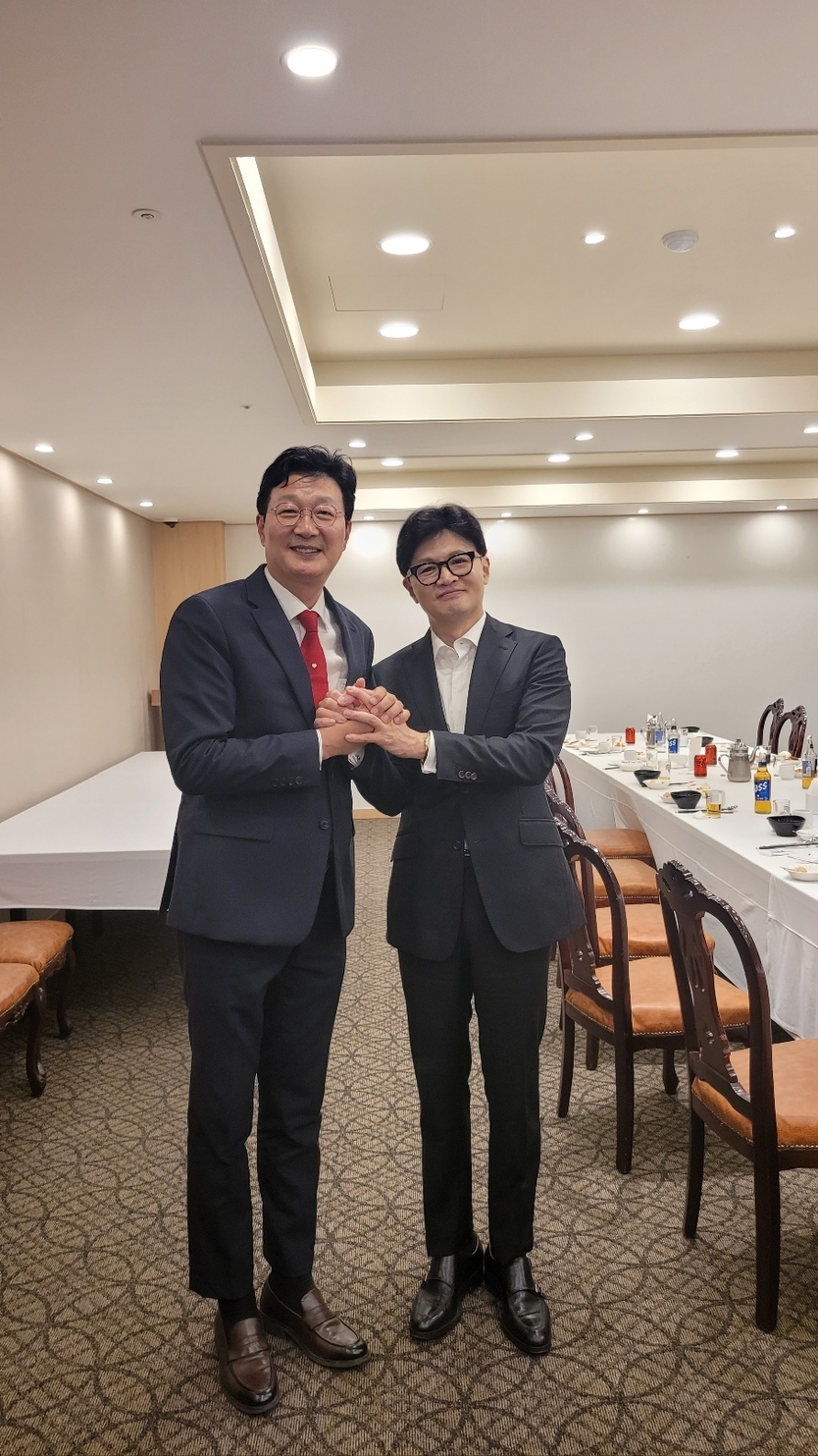 국민의힘 한동훈 대표와 손범규 인천시당위원장이 손을 맞잡고 기념촬영을 하고 있다. ⓒ 국민의힘 인천시당 제공