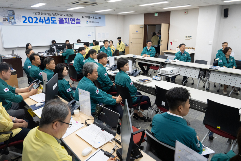 이용창 인천시교육위원장과 의원들이 시교육청을 찾아 을지연습 격려하고 있다 ⓒ 인천시의회 제공